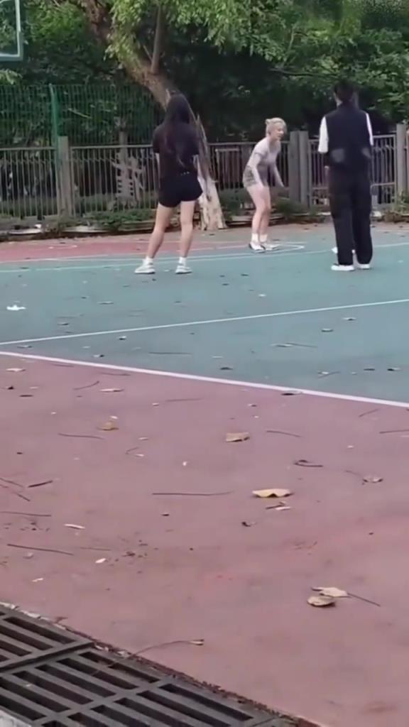 上來(lái)就背打女生的男人，真的活該沒(méi)有女朋友啊