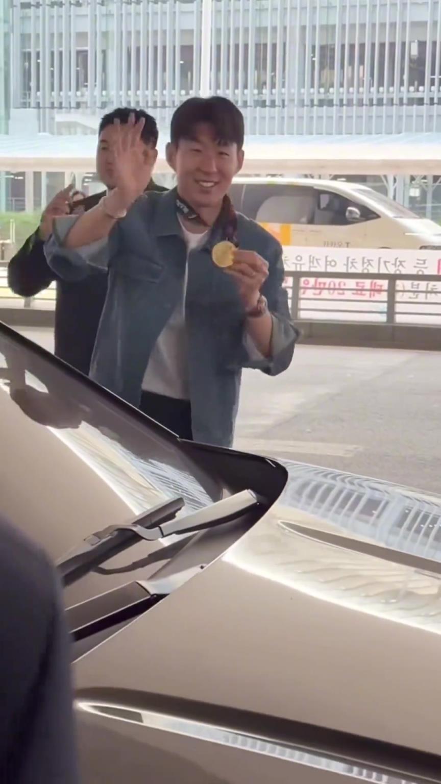 衣錦還鄉(xiāng)！孫興慜返回韓國(guó)，眾多女球迷讓其把歐聯(lián)獎(jiǎng)牌戴上