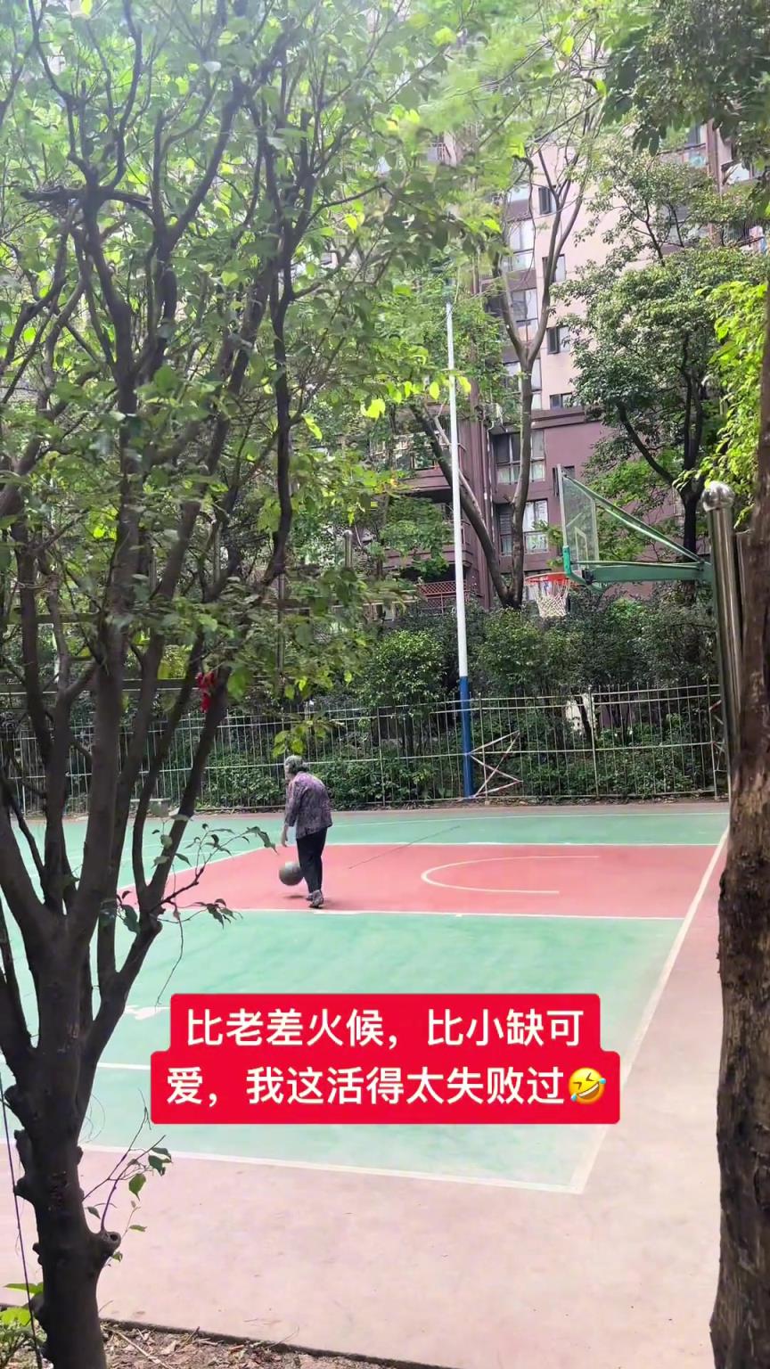 這阿婆單手一投一個準，姜還是老的辣