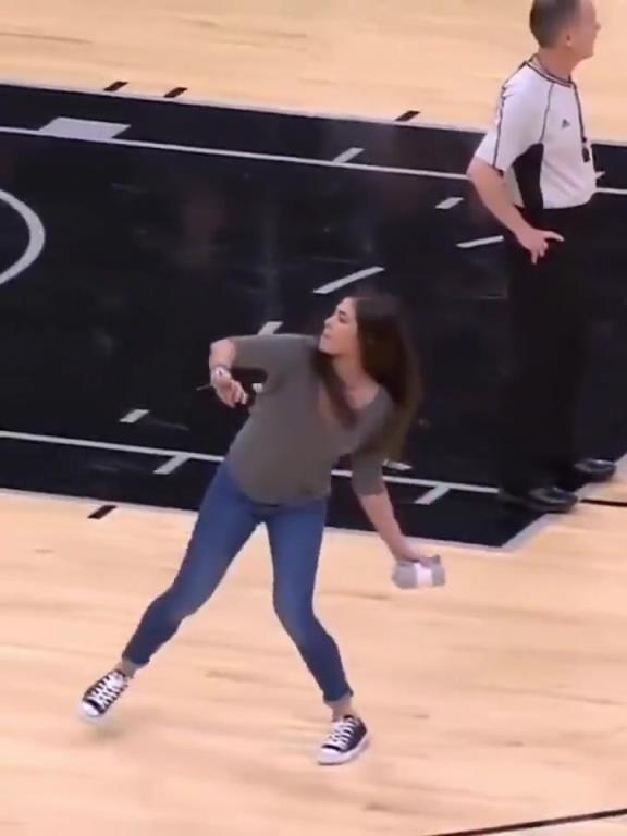不愧是美國女籃主力，普拉姆的力量太嚇人了