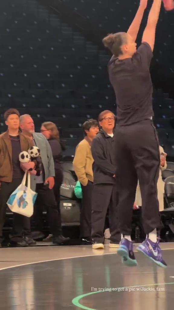 71歲成龍現(xiàn)身巴克萊中心看女籃比賽：她們投籃怎么那么準(zhǔn)?。?！